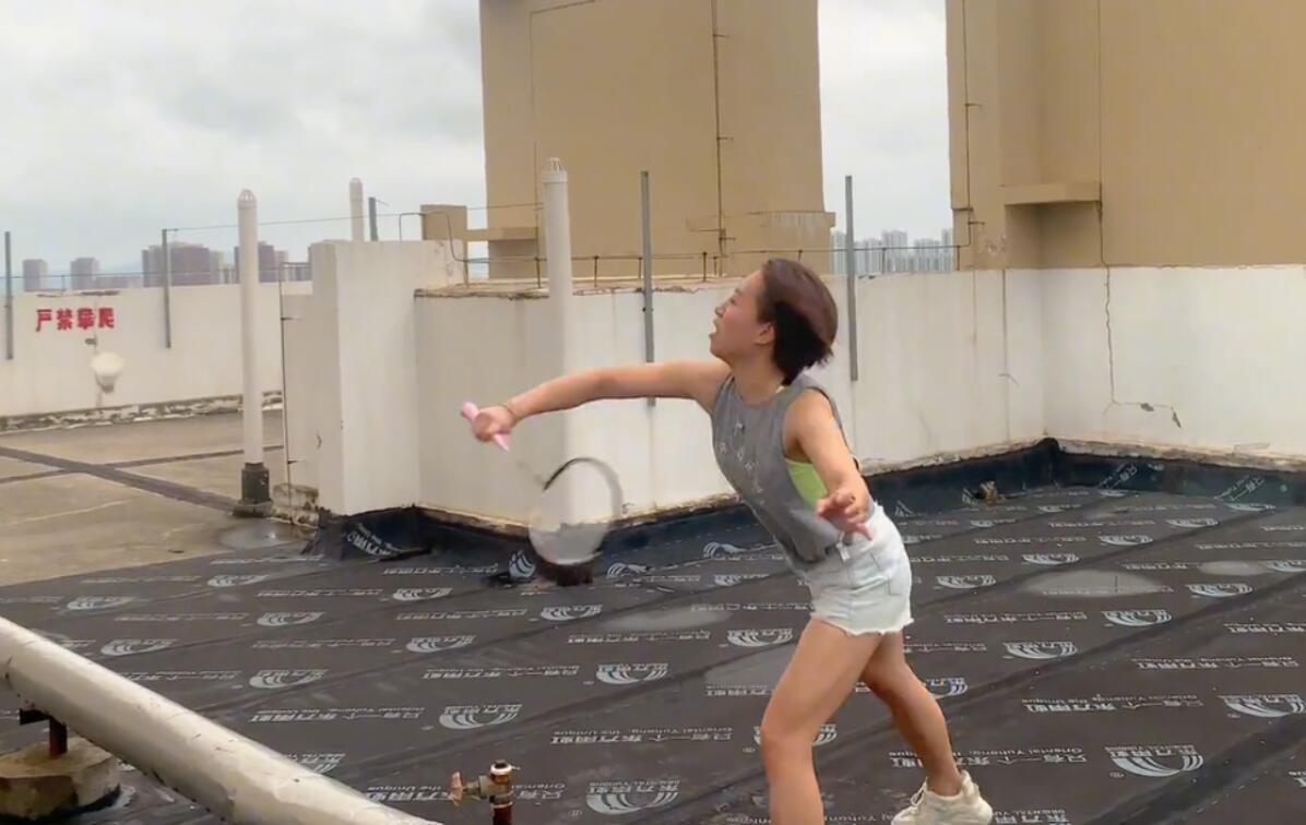 女子和台风打羽毛球（别人抽墙我抽风）(1)