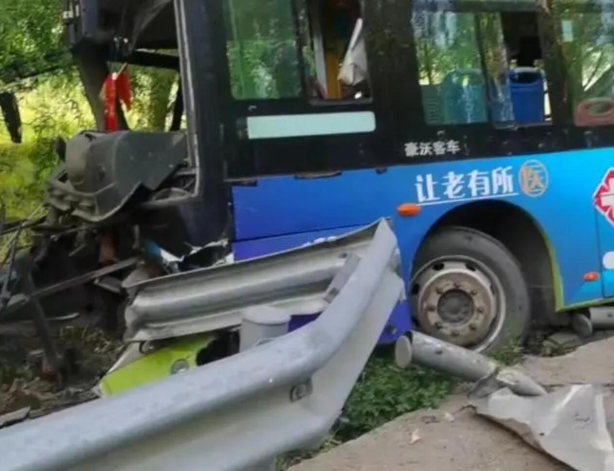 4名学生公交事故中遇难（4名遇难者均为学生）(1)