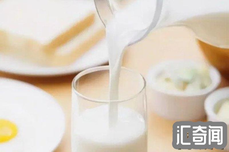 喝牛奶记住4个最佳时间（喝牛奶的正确时间有助于吸收营养睡眠）(1)
