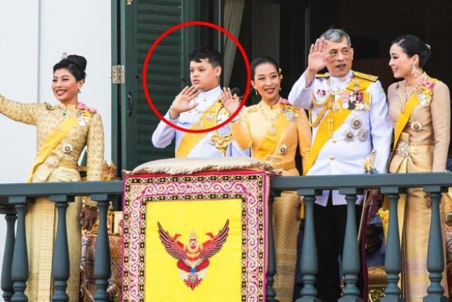 只有17岁的泰国王子表情为何如此呆滞（因为近亲结婚）(1)