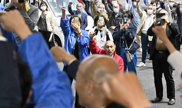 日本官员街头选举遭袭击 男子被警方当场逮捕(1)
